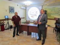 Руководитель РЦНК В. Е. Рыбицкий открывает выставку Д. Пелииева
