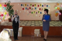 Ю. Семенченко вручает подарки от РЦНК