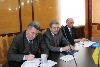 Советник-посланник посольства РФ В.Филипп (в центре)