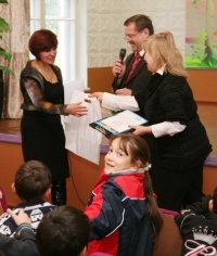 Руководитель РЦНК в Республике Молдова В.Е.Рыбицкий вручает почетный диплом РЦНК преподавателю музыки детского дома с. Попенки