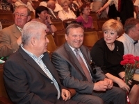 Среди почетных гостей праздника - В. Рыбицкий (в центре)