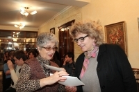 Проректор Театрального института Мария Оссовская (справа)