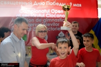 Сотрудник РЦНК Ю.Семенченко вручает награды победителям 