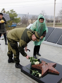 Возложение цветов к Вечному огню