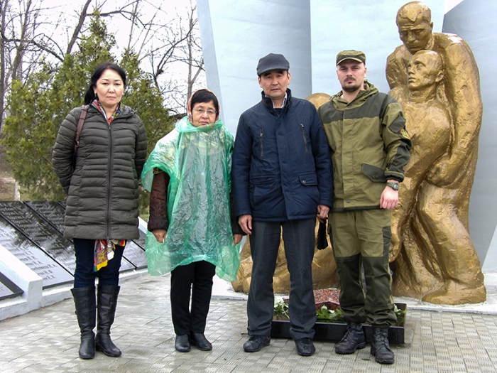 Молдавские поисковики и родственники погибшего бойца А. Бекбаулиева на мемориале села Плоп-Штюбей