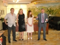 В. Рыбицкий (справа) поздравил автора с творческим экспериментом 
