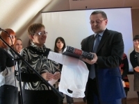 Валентин Рыбицкий награждает «шаклеинскую» стипендиатку