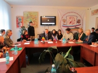 Руководитель представительства Россотрудничества в Молдавии В. Рыбицкий (в центре) открывает заседание дискуссионного клуба