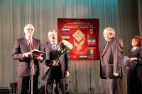 Ф. Мухаметшин и В. Рыбицкий поздравили Ю. Хармелина с заслуженной наградой