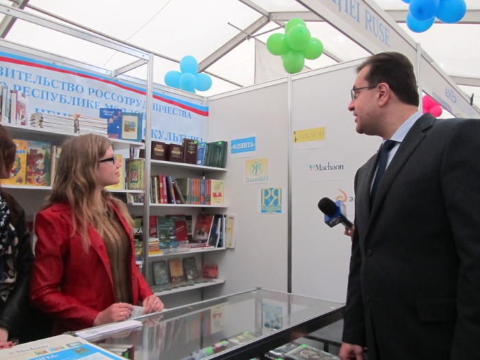 М. Лупу у российского стенда: "Эти книги я помню с детства!"