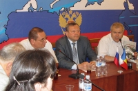 В президиуме (слева направо) - Б.Шаповалов, В.Рыбицкий, С.Назария