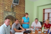 Председатель Славянской общины  Сорок Л. Витковская знакомит участников встречи с российскими представителями