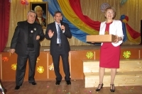 С. Скворцов (в центре) передает лицею подарки от имени российской дипмиссии