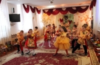 Русский танец исполняет подготовительная группа 