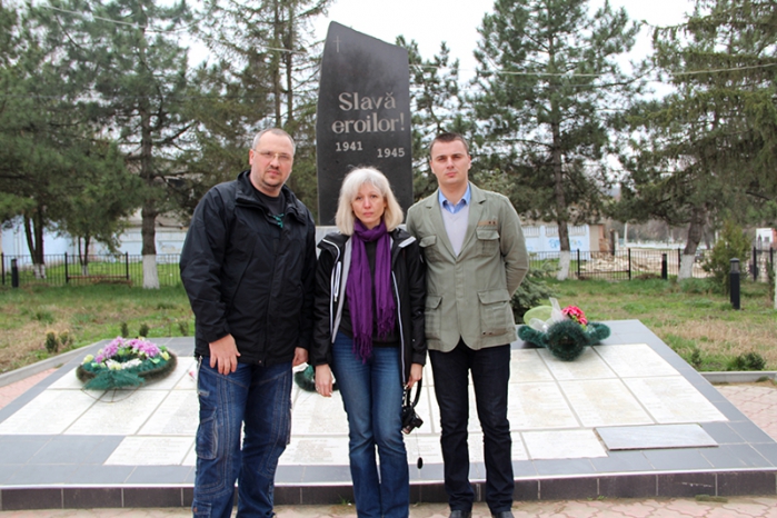 В. Сеньковский, С. Дрозд и А. Петрович на карпиненском мемориале