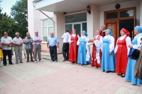 Гостей встречали хлебом с солью