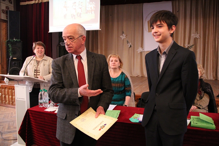 В. Костецкий вручает дипломы и призы победителям