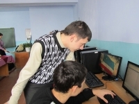 Лицеисты осваивают компьютеры, предоставленные Российской Федерацией