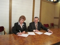 Вера Балова и Валентин Рыбицкий подписывают соглашение о сотрудничестве
