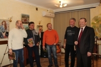 В. Рыбицкий (справа) и участники музыкально-литературной гостиной 