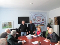 Руководитель представительства Россотрудничества в Молдавии Валентин Рыбицкий и Виктор Райлян приветствуют участников заседания