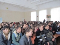 Старшеклассники села Кошница слушают лекцию о Пушкине