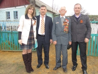 Ветеран И.К. Медведев (в центре) с  гостями - Т. Сапигорой, С. Скворцовым и Ю. Ларченко