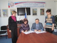 Т.Чеботарева и руководитель представительства Россотрудничества в Молдавии В.Рыбицкий подписывают договор о сотрудничестве