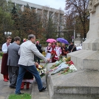 Возложение цветов к памятнику Штефану чел Маре