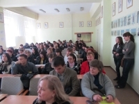 Студенты и преподаватели Славянского университета слушают рассказ о творчестве Гумилева