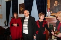 А.Стаканова (слева) приглашает на открытие выставки