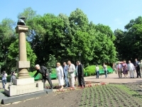 Букеты легли к подножию памятника Пушкину 