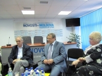 Валентин Рыбицкий (в центре) поддержал идею постоянно действующего гуманитарного форума
