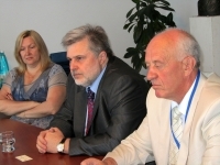 Ю.Бай (в центре) изучает возможности реализации Госпрограммы в Молдавии 