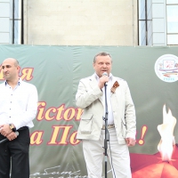 В. Рыбицкий (справа) поздравил кишиневцев с Днем Победы
