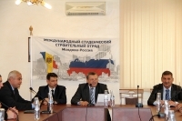 В. Рыбицкий (в центре) поздравил бойцов и руководителей отряда с успехом