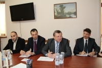 В. Рыбицкий (в центре) поддержал идею объединения молодых сил
