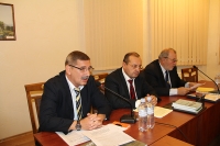 С.Скворцов (крайний слева) приветствует участников конференции