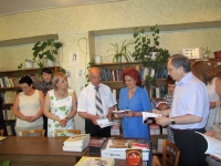 В.Костецкий (в центре) передает руководству института дар РЦНК