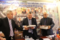 Н. Гуцул (слева) вручил гостю книгу о фронтовиках – уроженцах Молдавии
