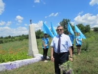 У обелиска в честь советских воинов, павших в 1941 году