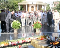 Представители российской дипмиссии возложили цветы к Вечному огню