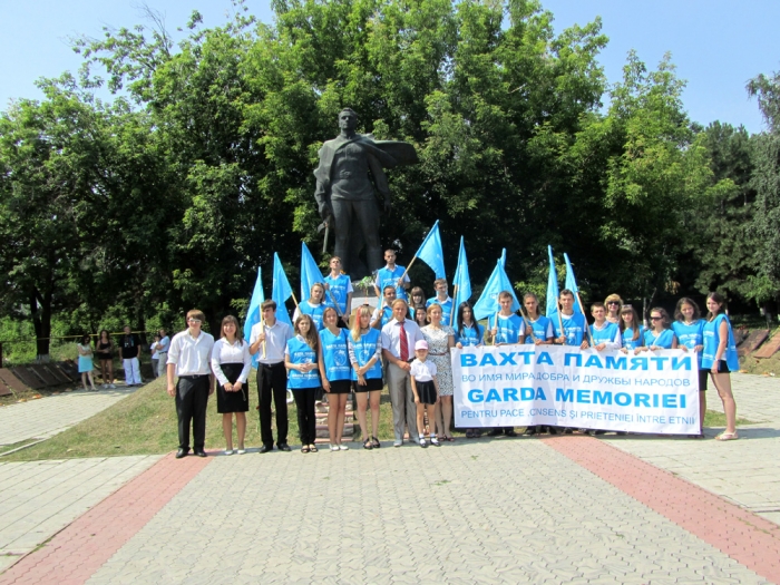 "Вахта памяти" у памятника Воину-освободителю в Дрокии