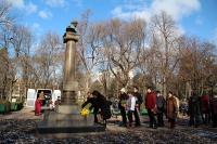  В. Рыбицкий и М. Бабук возложили цветы к памятнику Пушкина.