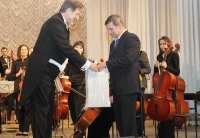 С. Скворцов (справа) вручил коллективу оркестра подарок от РЦНК