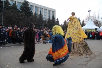 Еще миг – и чучело Зимы вспыхнет жарким пламенем Еще миг – и чучело Зимы вспыхнет жарким пламенем