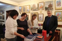Сотрудники РЦНК рассматривают подарки Рериховского центра
