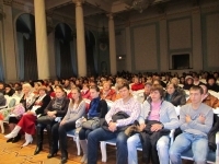 Кишинев. Среди зрителей моно-спектакля - представители разных поколений 