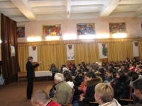 Комратские студенты слушают стихи русских поэтов 