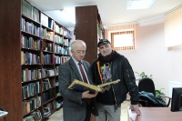 В. Костецкий(слева) поблагодарил Д. Пикалова за подарок для библиотеки РЦНК